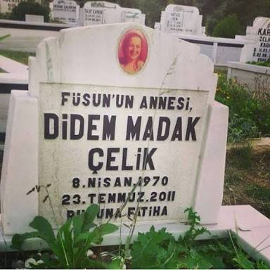 Didem Madak'ın mezarı